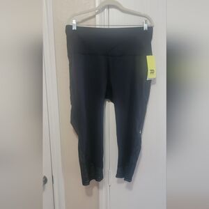 ALL IN MOTION BLACK CONTOUR CURVY CAPRI LEGGINGS